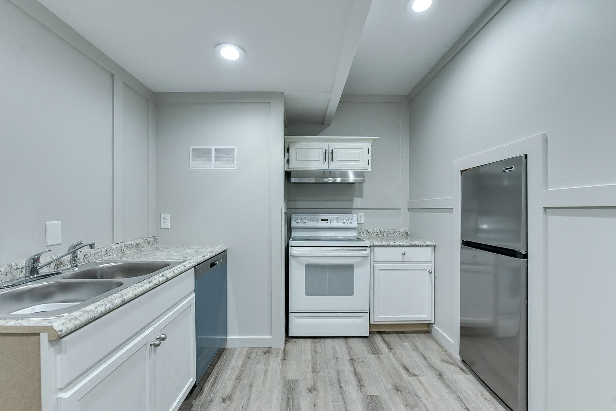 Building Photo - 15327 Parker Cir