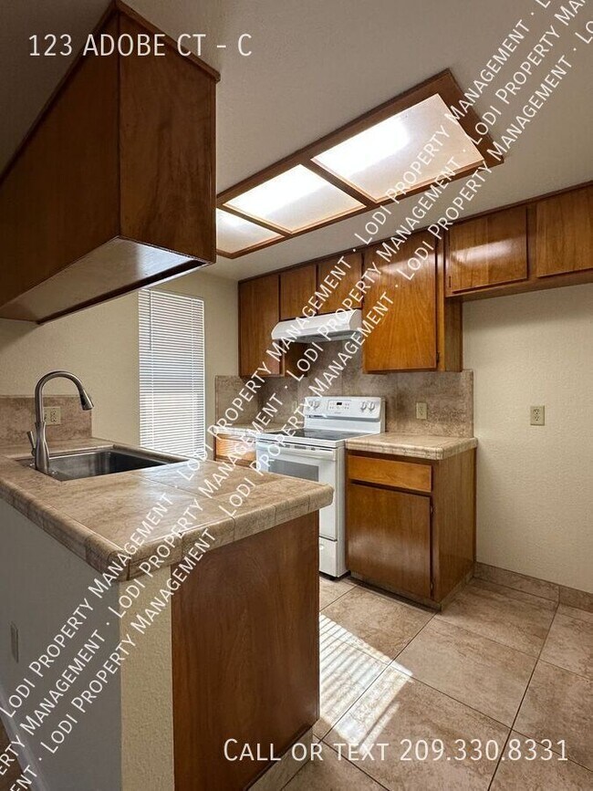 Building Photo - 123 Adobe Ct
