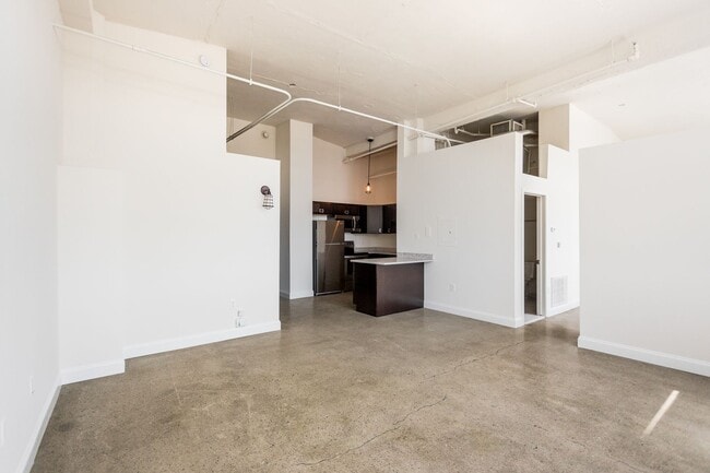 Building Photo - Loft Style One Bed