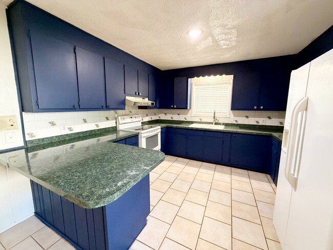 Building Photo - Milton / Pace - 3 bedroom, 2 bathroom