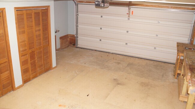 Building Photo - 1221 Clearwater Ln