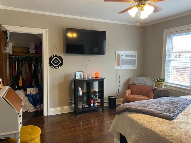 Building Photo - Large Spacious Home with 2 Car Garage in South Hampton