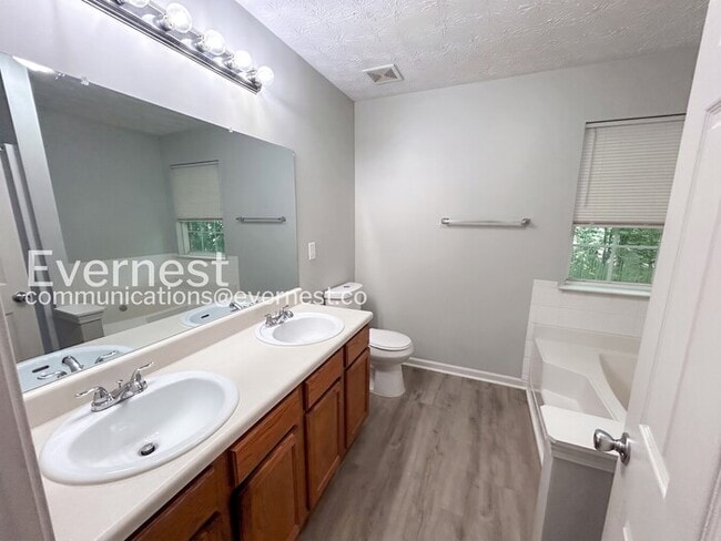 Building Photo - 3 Bed, 2 Bath Home with Garage / Pet-Friendly / Available Now!