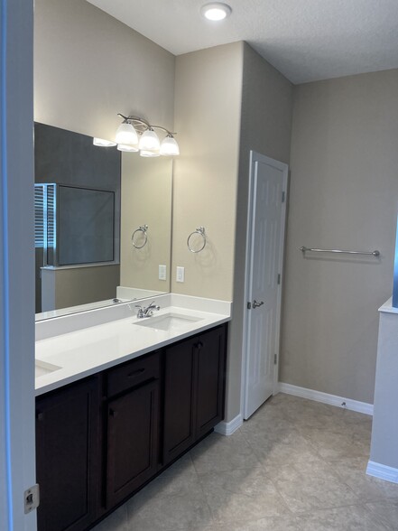 Master bath - 7781 SW 57th Pl