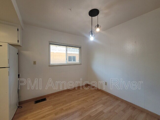 Building Photo - 977 Briarcrest Way