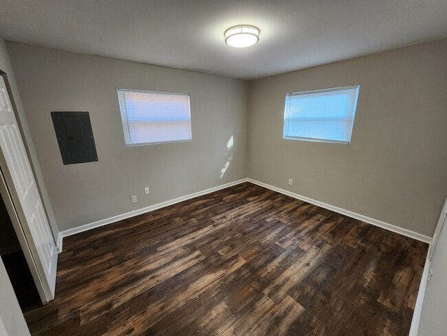 Building Photo - 924 Rarig Ave