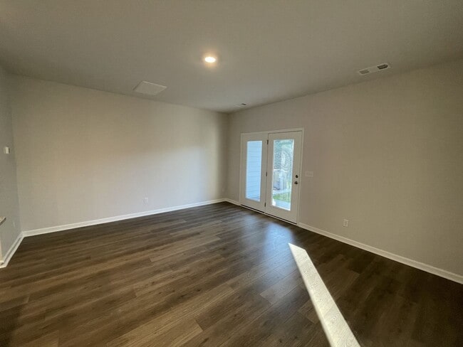 Building Photo - Townhome less than 2 miles from Downtown C...