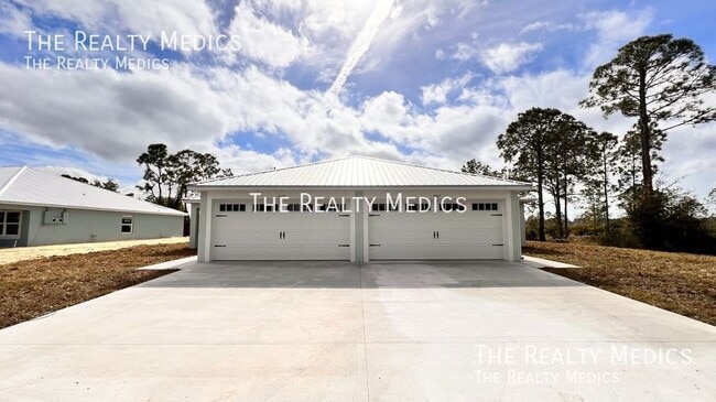 Building Photo - 4165 Hammock Rd