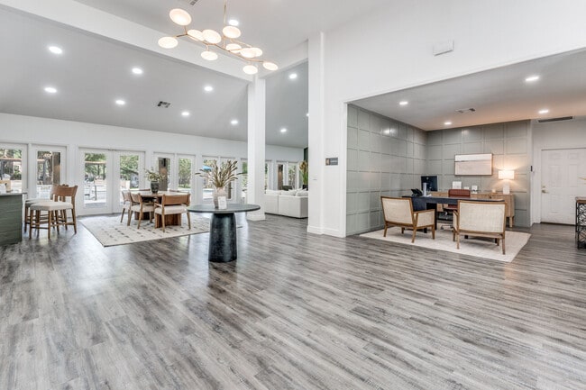 Building Photo - Creekstone