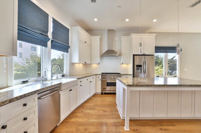 Building Photo - Modern 3-Bedroom Townhome with Rooftop Dec...