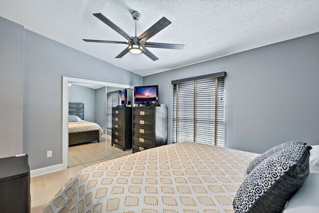 Building Photo - Impeccably Furnished Annual Rental Townhom...