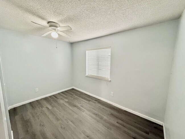 Building Photo - Beautifully remodeled 2 bedroom condo at w...