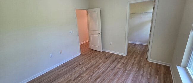 Building Photo - Great condo near Hanes Mall area, Clemmons and I40