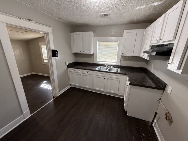 Building Photo - 728 N Holmes St