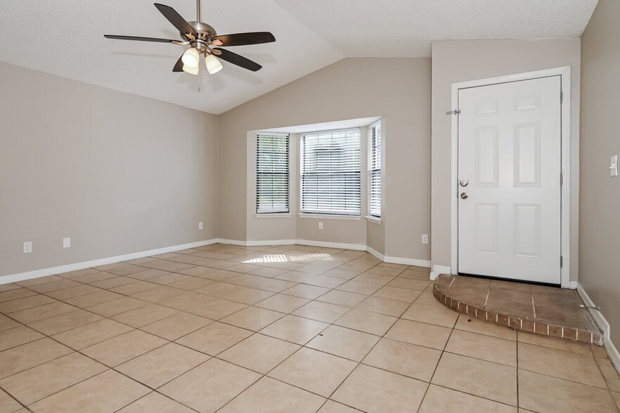 Building Photo - 1834 Manitoba Ct N