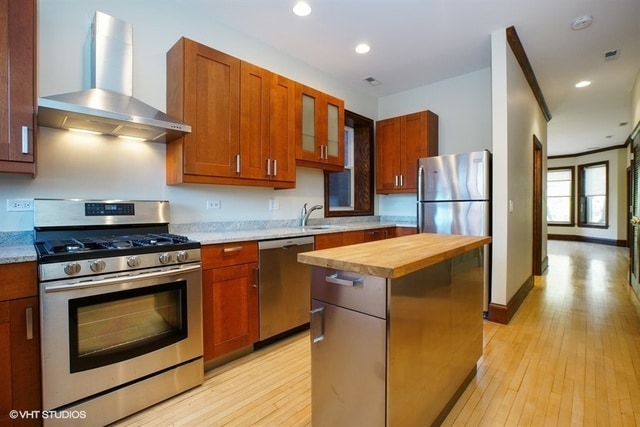 Building Photo - 2327 N Southport Ave