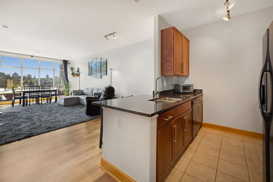 Building Photo - 1550 E Royall Pl
