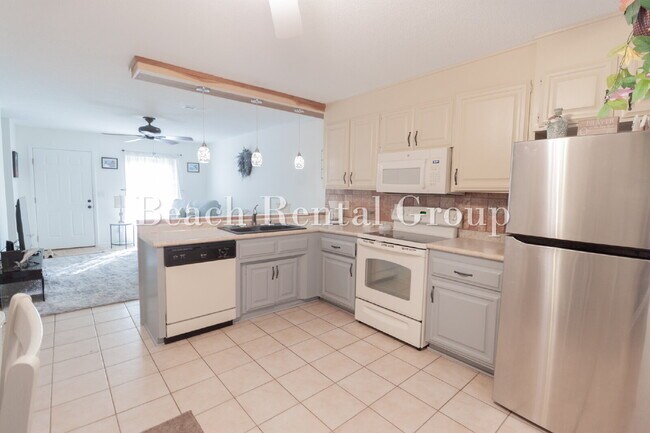 Building Photo - No HOA Furnished Townhouse close to Ocean