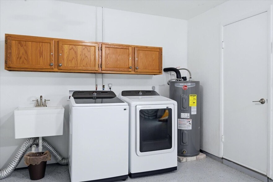 Building Photo - 6309 Flamingo Dr
