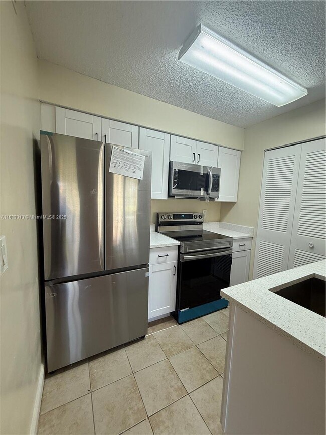 Building Photo - 1261 SW 46th Ave