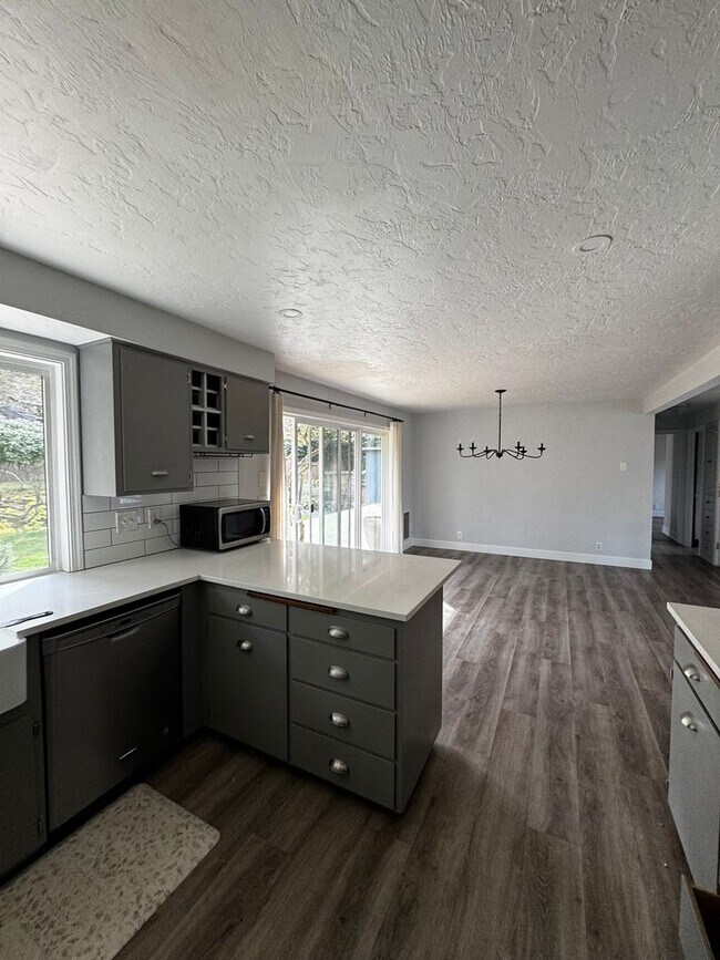 Building Photo - Spacious 3 Bedroom Home in South Eugene – Churchill Area