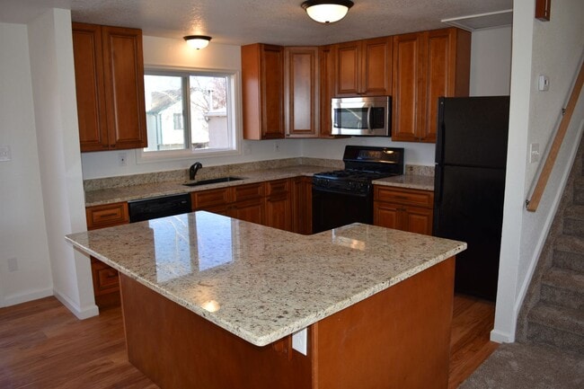 Building Photo - 2412 Sunset Dr