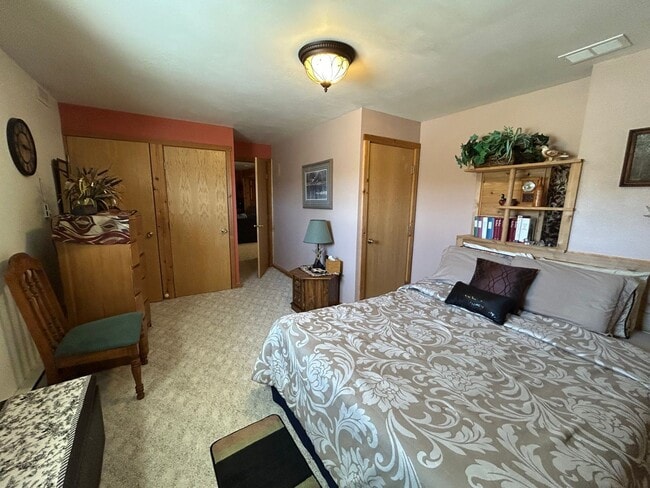 Building Photo - Beautiful Furnished 2 Bedroom Basement Apa...