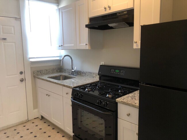 Building Photo - Recently Renovated 3 Bedroom In Mosher for...