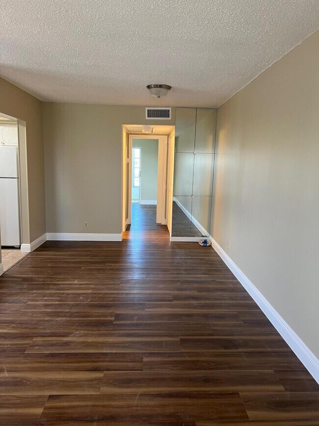 Building Photo - 18 Berkshire A