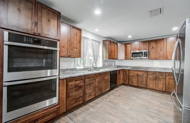 Building Photo - 536 Robert E Lee Dr