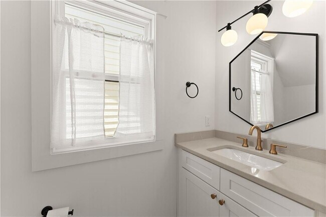 Building Photo - 35 Cottonwood St