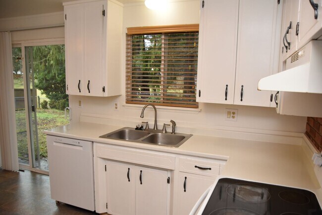 Building Photo - 3 Bedroom 1 Bath University Place Rambler on Quiet Cul De Sac