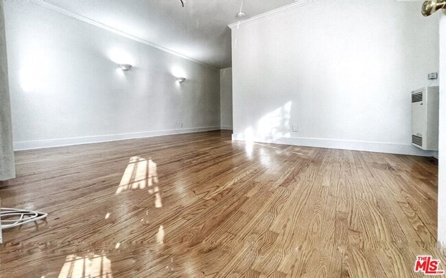 Building Photo - 838 N Sycamore Ave