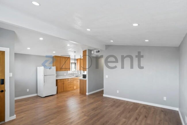 Building Photo - 161 Pecks Ln