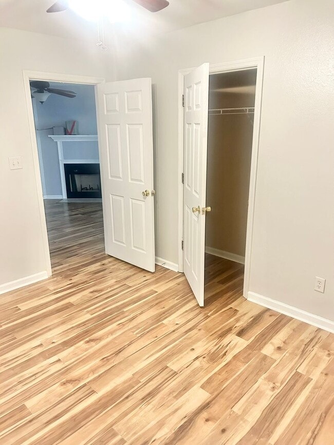 Building Photo - Charming 3BR Townhouse Near Shopping & Doctors Hospital