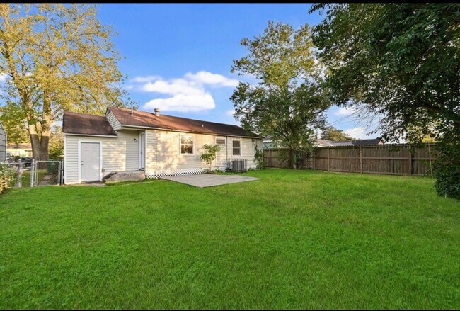 Building Photo - 9306 Chesterfield Dr