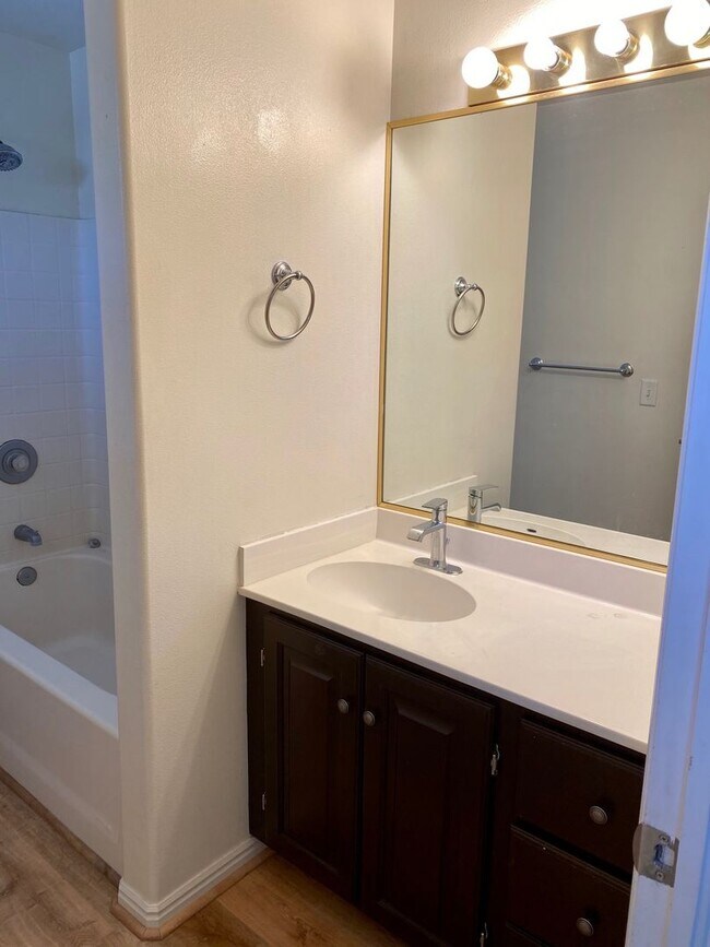 Building Photo - Parkside Townhome