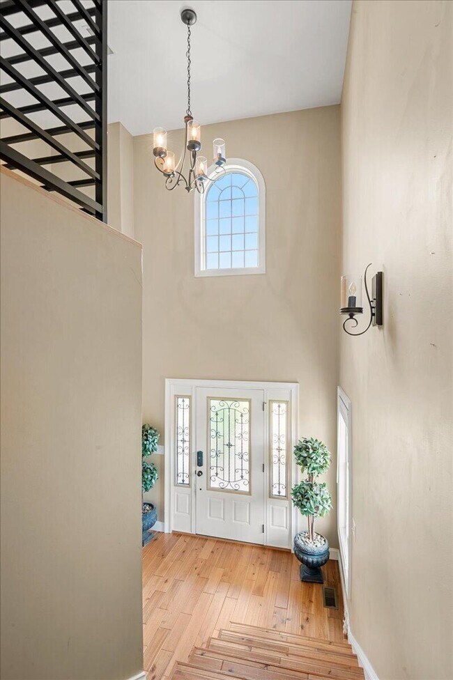 Building Photo - 200 Crooked Creek Dr