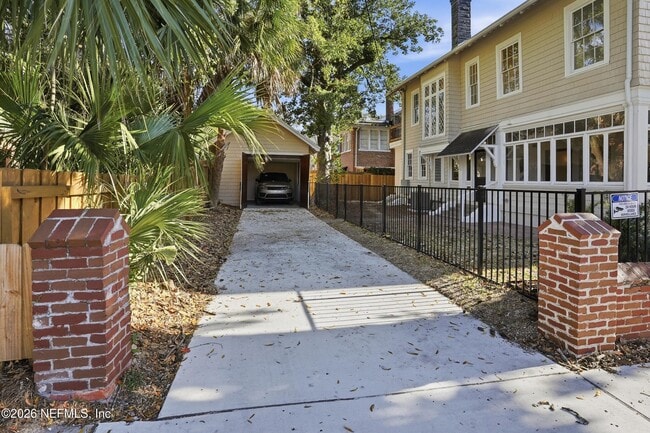 Building Photo - 2979 St Johns Ave