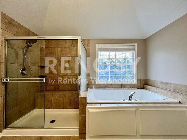 Building Photo - 5 Bedroom Home in Overland Park