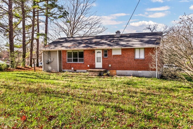 Building Photo - ???? Fully Renovated 3 Bedroom Home in a Convenient Clarksville Location!