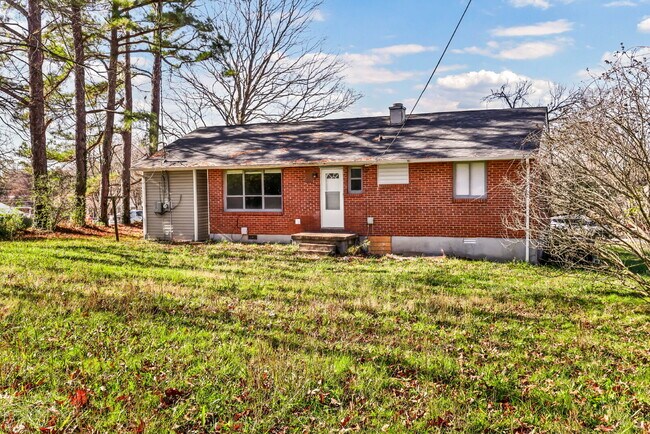Building Photo - !!!!Fully Renovated 3 Bedroom Home in a Convenient Clarksville Location!!!!
