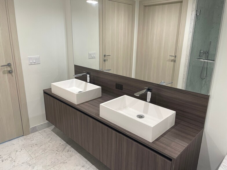 Building Photo - 1000 Brickell Plz