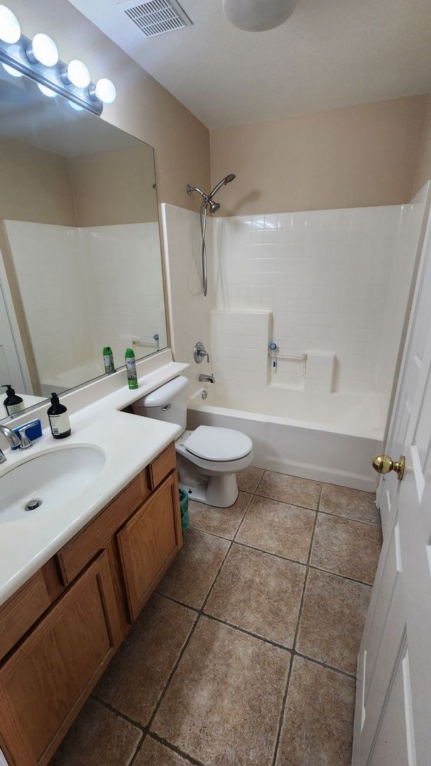 Building Photo - Gorgeous 5 Bedroom w/ Downstairs bedroom! ...