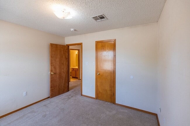 Building Photo - 3 Bedroom 2 Bath Home