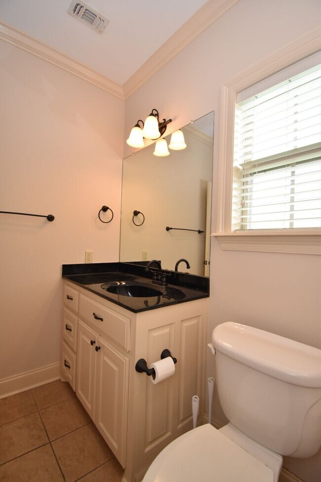 Building Photo - Spacious 3 Bedroom, 2 Bath Home