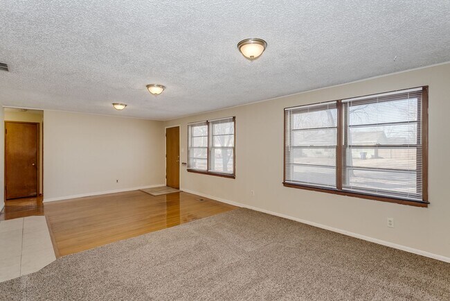 Building Photo - 4644 S Oak Ave