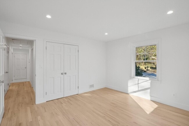 Building Photo - 471A Woodbury Rd