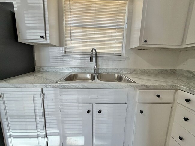 Building Photo - 3 bed Fresh inside!