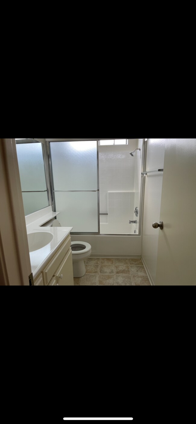 Building Photo - 215 E Elmwood Ave